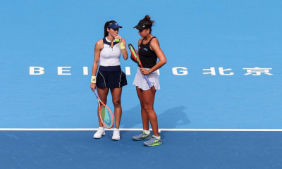 Luisa Stefani e Ingrid Martins conversam na quadra do WTA 1000 de Pequim