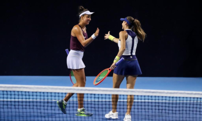 Luisa Stefani e Ingrid Martins se cumprimentam após mais uma vitória no WTA 1000 de Pequim