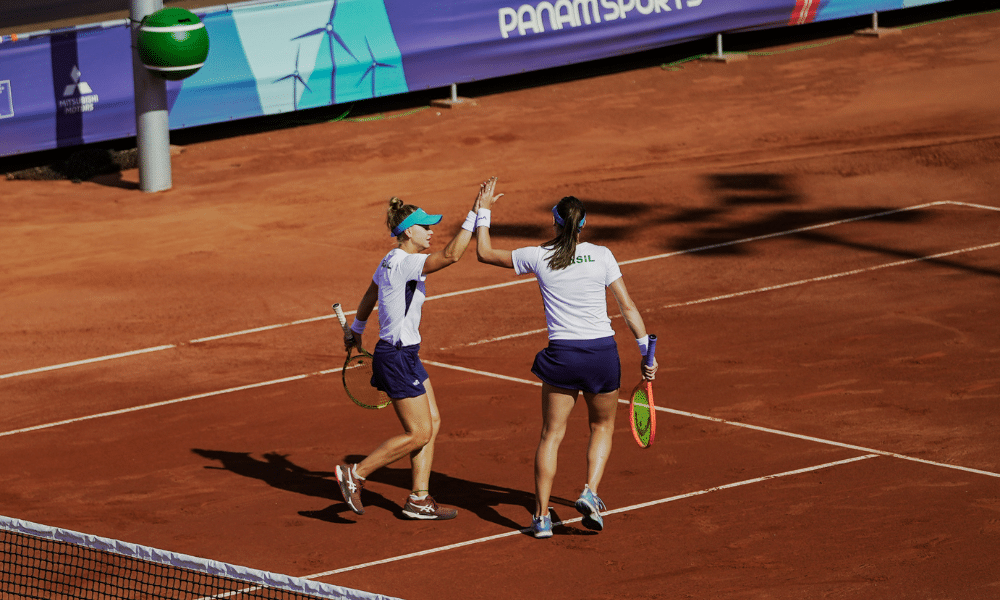 Luisa Stefani e Laura Pigossi se cumprimentam após vitória na estreia do Pan