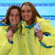 Mafê Costa e Gabrielle Roncatto com a medalha em frente à piscina do Pan de Santiago-2023