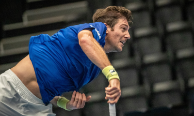 Marcelo Demoliner sacando em partida da Copa Davis de tênis