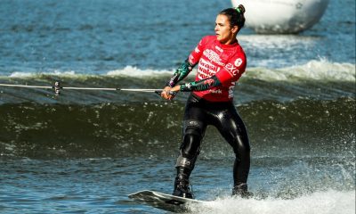 Na imagem, Mariana Nep surfando com seu wakeboard.