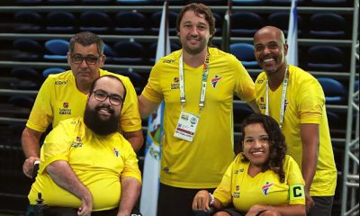 Na imagem, Mateus Carvalho e Evelyn de Oliveira no primeiro plano, com o restante da equipe brasileira ao fundo.