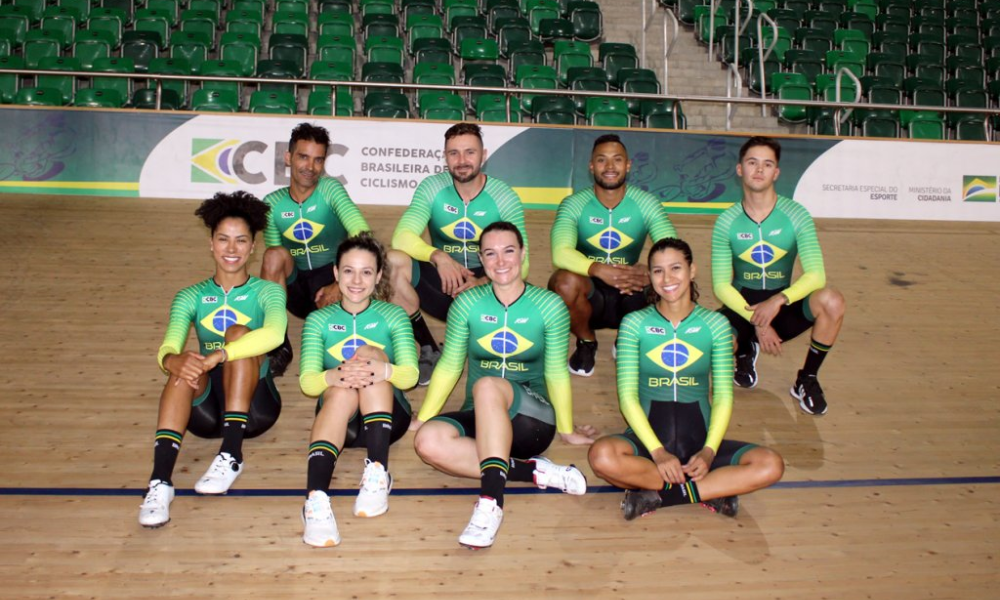 Na foto, parte da Seleção brasileira de ciclismo de pista após treino no Rio visando Jogos Pan-Americanos
