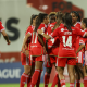 Brasileira Nycole indo abraçar colegas após gol do Benfica pela Champions League Feminina de futebol