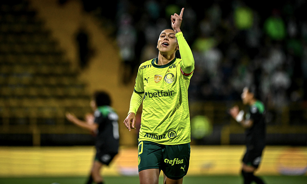 Na imagem, Bia Zaneratto, que fez um dos gols do Palmeiras.