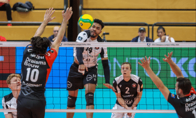 Ponteiro Gabriel França atacando bola em partida da Champions League de vôlei masculino