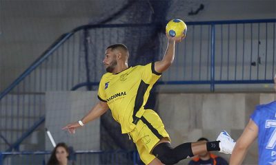 Na imagem, Samir, atleta do Praia Clube, no momento do arremesso para o gol.