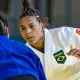 Rafaela Silva, de kimono branco, olha para atleta de azul no judô dos Jogos Pan-Americanos de Santiago-2023