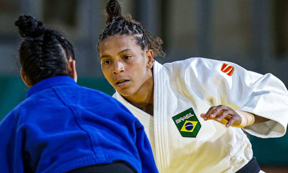 Rafaela Silva, de kimono branco, olha para atleta de azul no judô dos Jogos Pan-Americanos de Santiago-2023