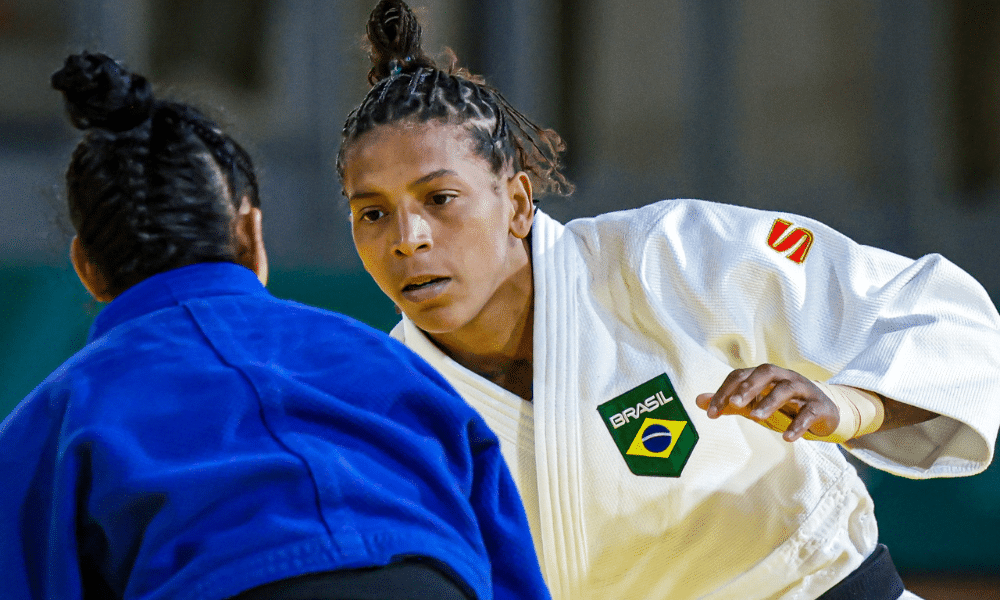 Rafaela Silva, de kimono branco, olha para atleta de azul no judô dos Jogos Pan-Americanos de Santiago-2023
