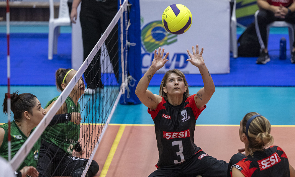 Na imagem, jogadora do SESI no levantamento para o ataque do ponto em jogo do Brasileiro Feminino de vôlei sentado