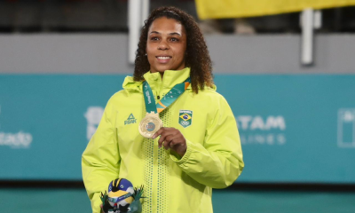 Samanta Soares com a medalha de ouro no peito nos Jogos Pan-Americanos de Santiago-2023