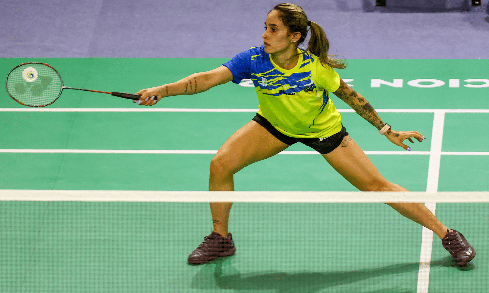 Samia Lima em partida de badminton