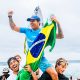 Na imagem, Samuel Pupo comemorando com a bandeira brasileira.