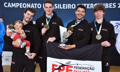 Na imagem, equipe de São Paulo de florete comemora um dos três ouros do dia.