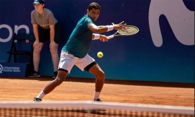 Na imagem, Thiago Monteiro rebatendo a bolinha com sua raquete.