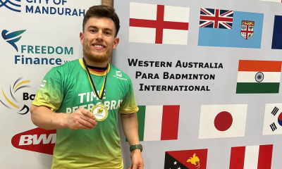 Vitor Tavares veste a camisa do Time Petrobras e está com a medalha no peito após o título do Internacional da Austrália Ocidental de parabadminton