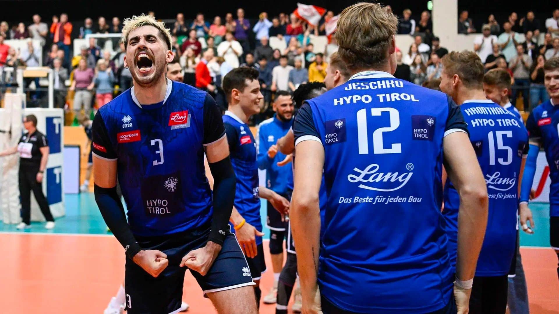 Luan Weber comemora ponto com Hypo Tirol na Champions League de vôlei (Foto: VolleyTimes)
