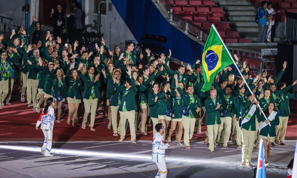 brasil entrando na cerimônia de abertura dos jogos pan-americanos de santiago-2023; projeção do otd indica recorde de medalhas