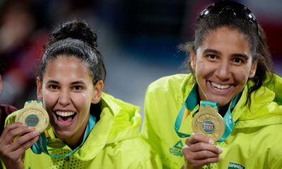 duda e ana patrícia posam com a medalha de ouro conquistada no vôlei de praia dos jogos pan-americanos de santiago-2023