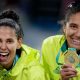 duda e ana patrícia posam com a medalha de ouro conquistada no vôlei de praia dos jogos pan-americanos de santiago-2023