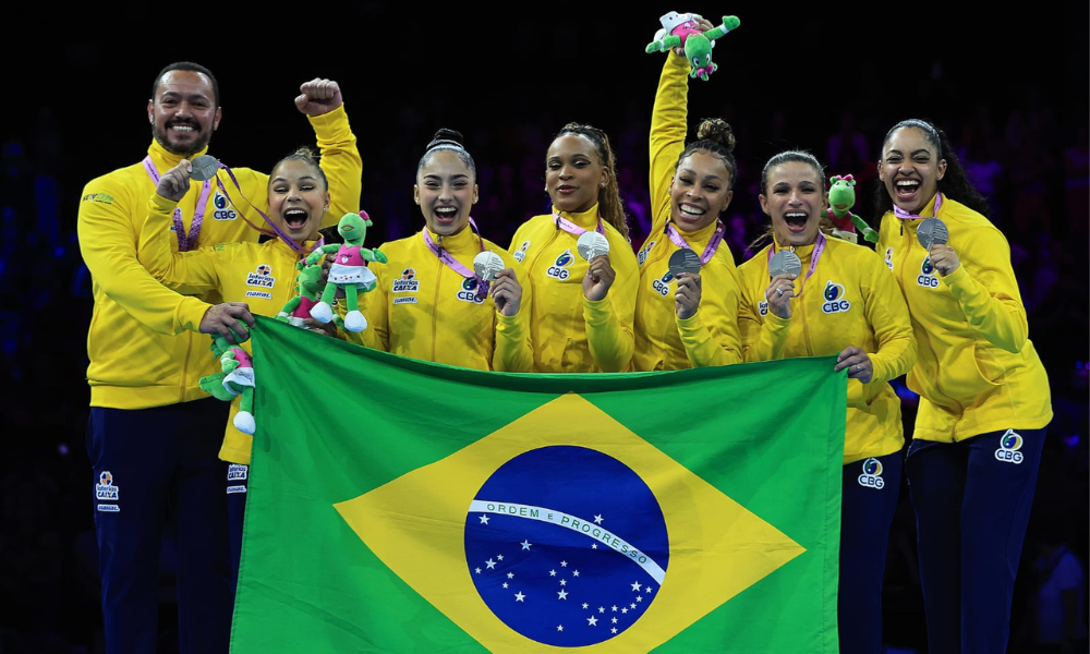 Equipe do Brasil com a medalha de prata no pódio do Mundial de ginástica artística