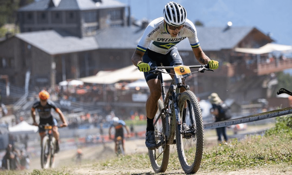 Gustavo Xavier pedala em etapa da Copa do Mundo de ciclismo mountain bike