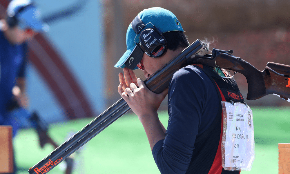 Hussein Daruich se concentra antes de atirar nos Jogos Pan-Americanos Santiago-2023