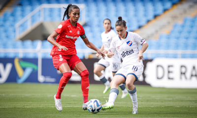 Atletas de Internacional e Nacional disputam a bola em jogo da Libertadores Feminina