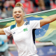 Laura Pigossi segura a bandeira do Brasil e comemora o ouro nos Jogos Pan-Americanos Santiago-2023