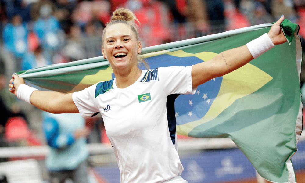 Laura Pigossi segura a bandeira do Brasil e comemora o ouro nos Jogos Pan-Americanos Santiago-2023, jogos olímpicos, paris-2024, tÊnis, Dayana Yastremska, onde assistir