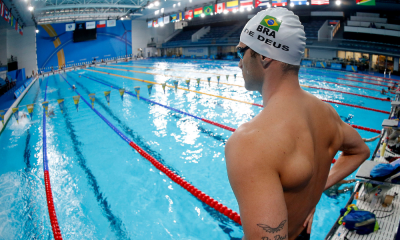 Leonardo de Deus, da natação, olha para a piscina de Santiago-2023 Leo de Deus nos Jogos Pan-Americanos