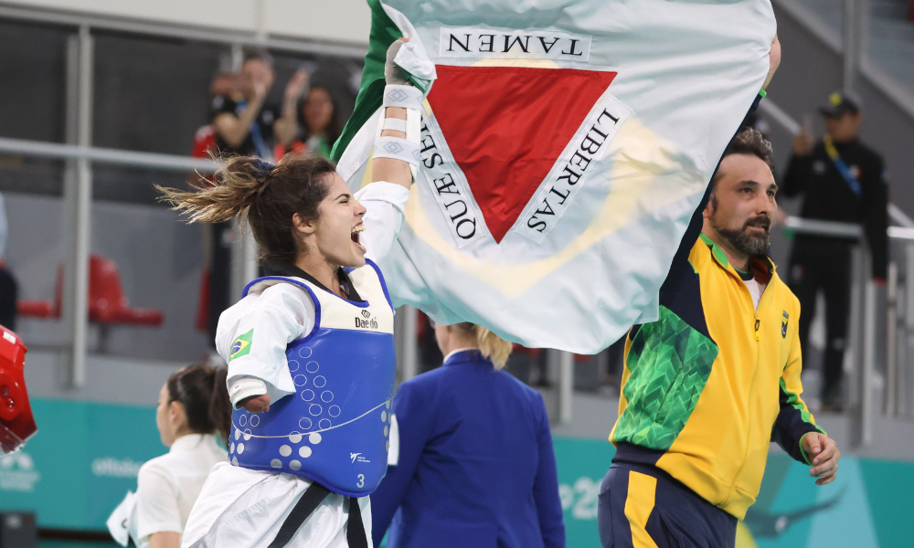 Ana Carolina Moura comemora ouro nos Jogos Parapan-Americanos com bandeira de Minas Gerais e do Brasil