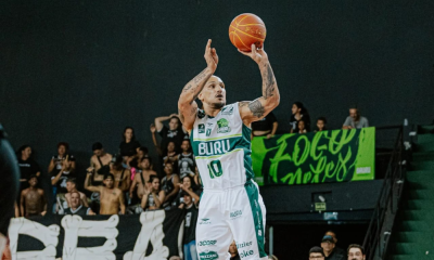 Alex Garcia arremessando em partida Baru Basket x Corinthians pelo NBB