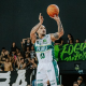 Alex Garcia arremessando em partida Baru Basket x Corinthians pelo NBB