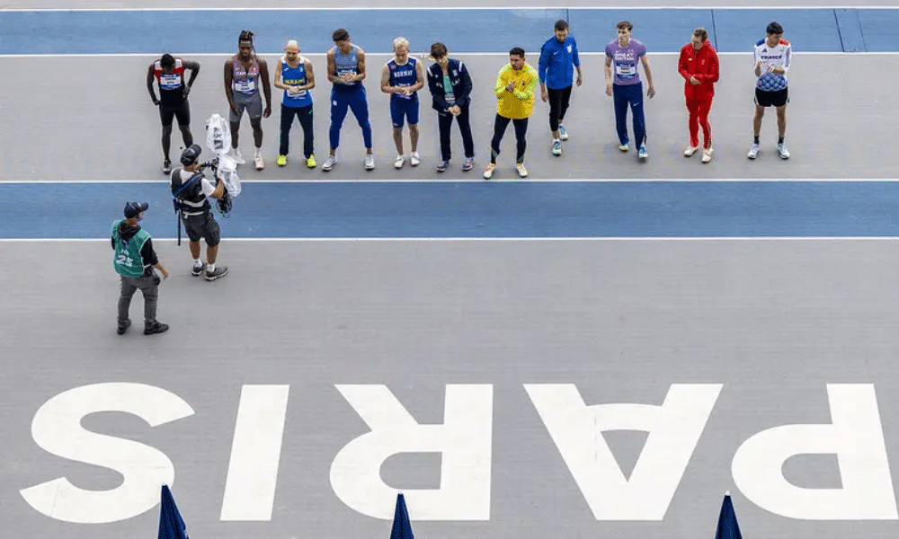 Atletas do salto em distância perfilados durante o Mundial de Atletismo paralímpico de Paris 2023