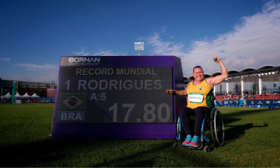 Beth Gomes posa para foto ao lado de placar com seu novo recorde mundial nos Jogos Parapan-Americanos Santiago-2023