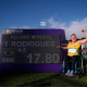 Beth Gomes posa para foto ao lado de placar com seu novo recorde mundial nos Jogos Parapan-Americanos Santiago-2023