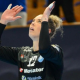 Babi Arenhart, goleira do Krim Mercator, ergue as mãos para o céu em partida da Champions League de handebol feminino