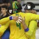 Na imagem, jogadores do Brasil de Goalball se abraçando após a vitória.