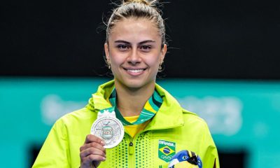 Bruna Takahashi com a medalha de prata dos Jogos Pan-Americanos de Santiago-2023