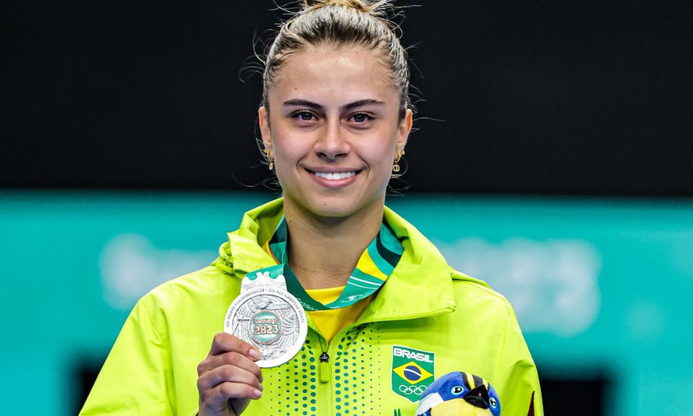 Bruna Takahashi com a medalha de prata dos Jogos Pan-Americanos de Santiago-2023