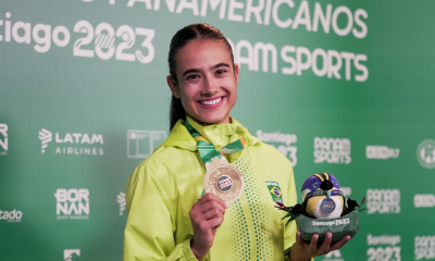 Bárbara Rodrigues segura medalha de ouro e veste blusa verde
