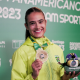 Bárbara Rodrigues segura medalha de ouro e veste blusa verde