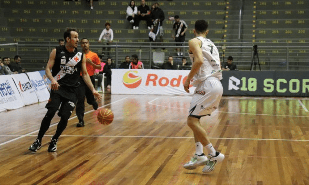 Cauê Verzola com a bola dominada no jogo Vasco x Caxias pelo NBB