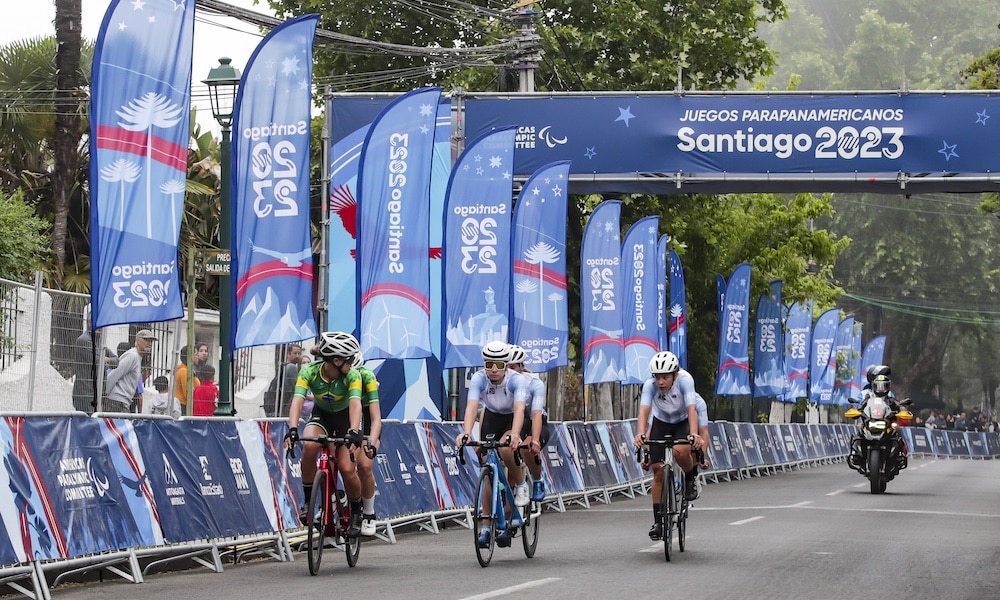 Bianca Garcia e sua guia Nicolle Borges em prova do tandem do ciclismo estrada nos Jogos Parapan-americanos. Jady Malavazzi ganha ouro em Santiago-2023
