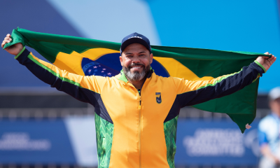 Claudiney Batista com a bandeira do Brasil após medalha de ouro no lançamento de disco no Parapan de Santiago-2023