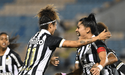 Cristiane e Brena se abraçam após gol em Santos x São Paulo pelo Paulistão Feminino