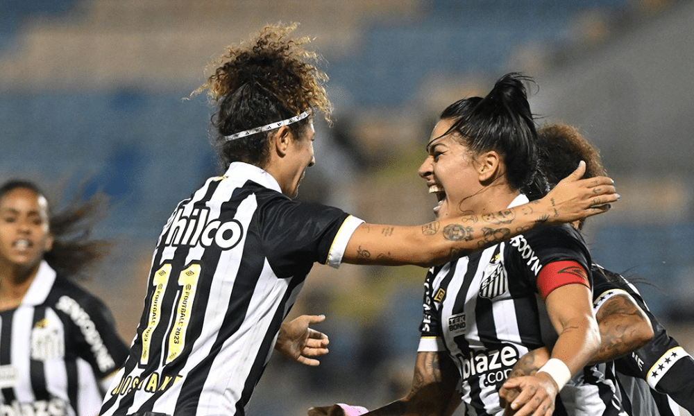 Cristiane e Brena se abraçam após gol em Santos x São Paulo pelo Paulistão Feminino